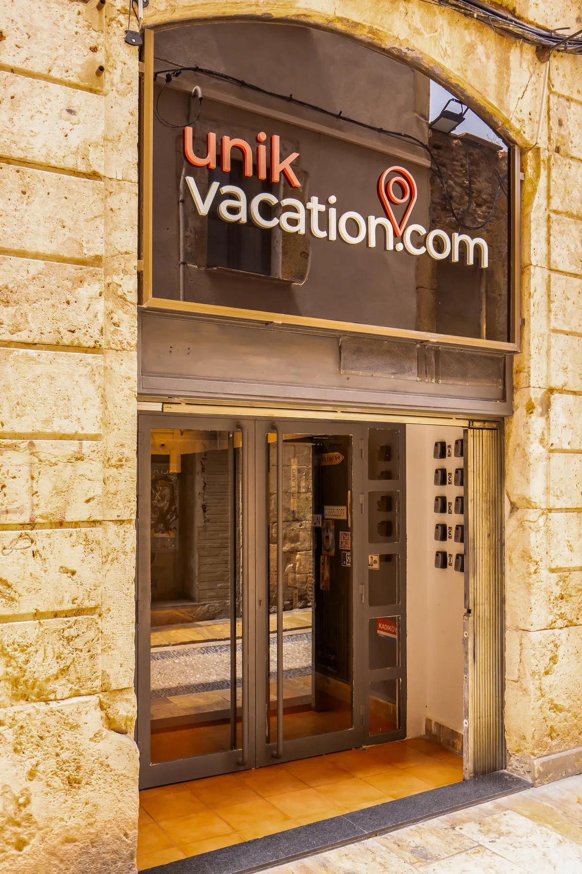 Fachada oficina Unik Vacation en Cavallers 6, Tarragona