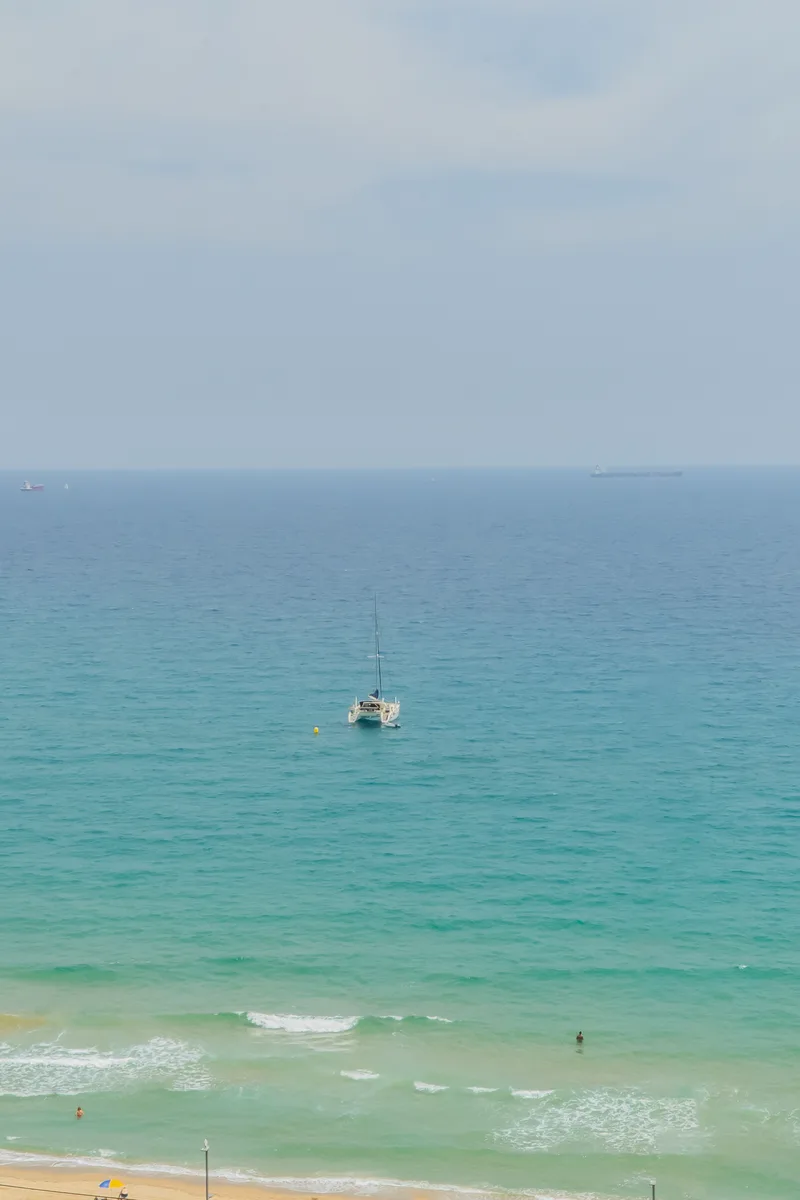 Velero en el mar Mediterráneo frente a la costa de Tarragona, Costa Daurada