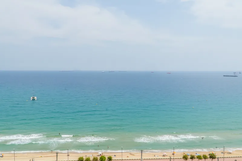 Playa del Miracle en Tarragona, playa urbana con bandera azul