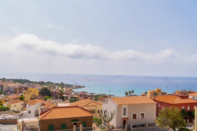 Vista de los tejados de Tarragona y el mar desde el barrio del Serrallo
